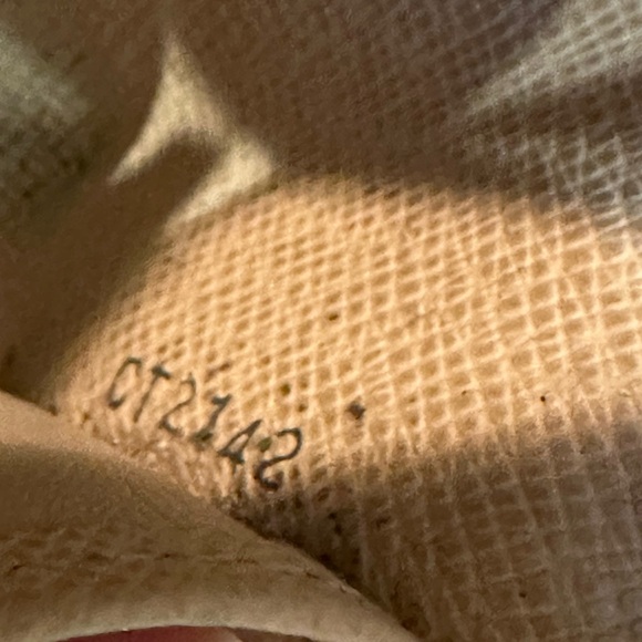 Louis Vuitton 4 key holder - Picture 5 of 8